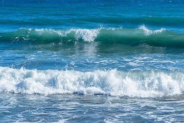Nicely breaking waves. (Photo: Tom Pfeiffer)