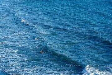 Waves (Photo: Tom Pfeiffer)