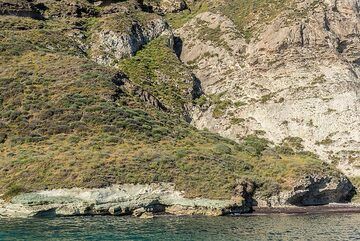 Und erreichen Sie das Gebiet von Kap Loumaravi, wo alte vulkanische Tuffe in grünliche Felsen umgewandelt wurden, die Montmorillonit (ein Tonmineral) enthalten. (Photo: Tom Pfeiffer)