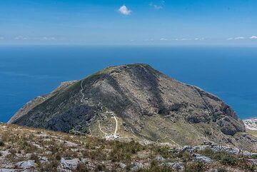 Mesa Vouno mountain seen from Profitis Ilias (Photo: Tom Pfeiffer)