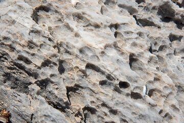 Effets karstiques (érosion chimique du calcaire/marbre) (Photo: Tom Pfeiffer)