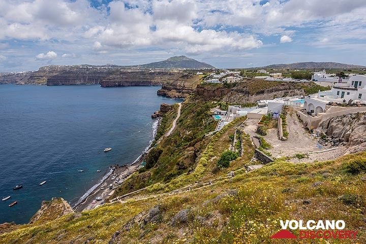 View towards the "caldera beach" area east of Akrotiri village where the excursion had started. (Photo: Tom Pfeiffer)