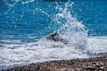 Wave (Photo: Tom Pfeiffer)