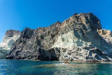 The same rocks crop out at the sea cliff between Mesa Pigadia ("Black Beach") and Kambia beach. (Photo: Tom Pfeiffer)