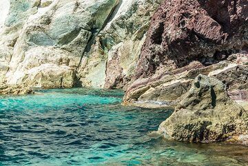 Les falaises sont très colorées. (Photo: Tom Pfeiffer)