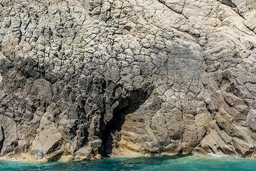 Columnar jointing is visible in some place on the upper surface of the intrusion where cooling of the lava in contact with the once overlying sediments initiated the formation of polygon-shaped cooling cracks. (Photo: Tom Pfeiffer)