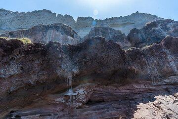 Pyroclastic layers near the Gialos beach cliff at the southern caldera. (Photo: Tom Pfeiffer)