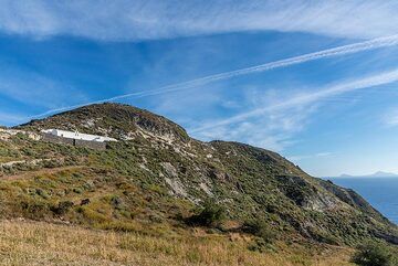 The updomed Archangelos hill with Taxiachis chapel. (Photo: Tom Pfeiffer)