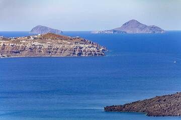 Die Vulkaninseln Christiana im Hintergrund, ca. 12 km südwestlich hinter Kap Akrotiri. (Photo: Tobias Schorr)