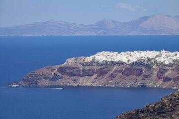 The NW end of Oia town with Ios Island in the background (Photo: Tobias Schorr)