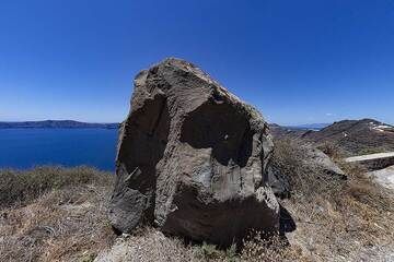 Einer der riesigen Felsen, die beim Ausbruch von Santorini im Jahr 1627 v. Chr. herausgesprengt wurden (Photo: Tobias Schorr)