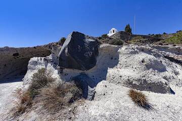 Un énorme rocher qui a été expulsé du cratère lors de l'éruption du volcan de Santorin en 1627 avant JC. (Photo: Tobias Schorr)