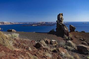 Volcanic dike on the northern caldera rim (Photo: Tobias Schorr)