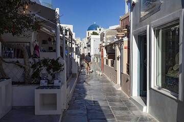 The lonely lanes while the covid crisis in Oia village. (Photo: Tobias Schorr)