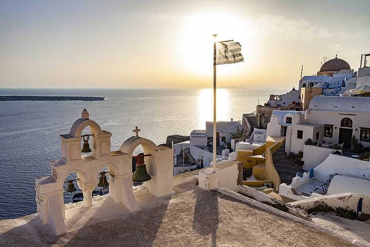 With a small group, photographer and tour guide Tobias Schorr visited the island of Santorini for our Pearl of the Aegean tour in May 2021. Here are some of his impressions: (Photo: Tobias Schorr)