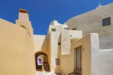 The modernized architecture of the Emporio castle. (Photo: Tobias Schorr)