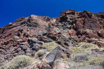 The massive lavas of the red beach cinder cone in Akrotiri. (Photo: Tobias Schorr)