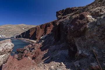 Der berühmte „rote Strand“ mit seinem Schlackenkegel eines älteren Vulkans im Dorf Akrotiri. (Photo: Tobias Schorr)