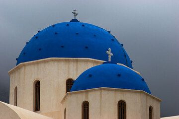 The church of Perissa in the storm (Photo: Tom Pfeiffer)