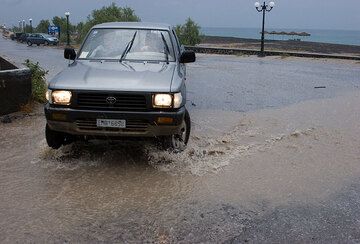 An unusual day for late May, Perissa beach... (Photo: Tom Pfeiffer)