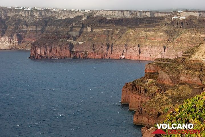 The red cladera cliffs of southern Thera after the rain (Photo: Tom Pfeiffer)