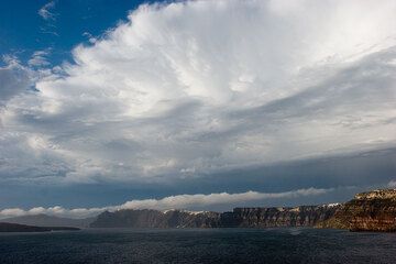 Die Sturmwolke, die gerade über uns hinweggezogen ist; Blick über Santorins Kaldera (Photo: Tom Pfeiffer)