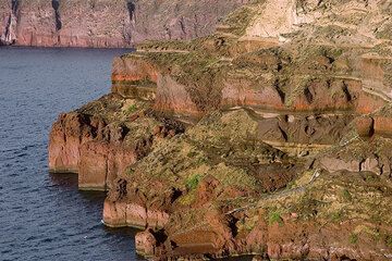 Rote Ignimbrit-Ablagerungen der Cape Therma II und Cape Therma III Ausbrüche; im oberen rechten Bildeck ist auch der Untere Bimb (BU1) zu sehen. Diese Gesteine sind Ablagerungen von gewaltigen explosiven Ausbrüchen im Zeitraum zwischen vor 400,000 und 200,000 Jahren. (Photo: Tom Pfeiffer)