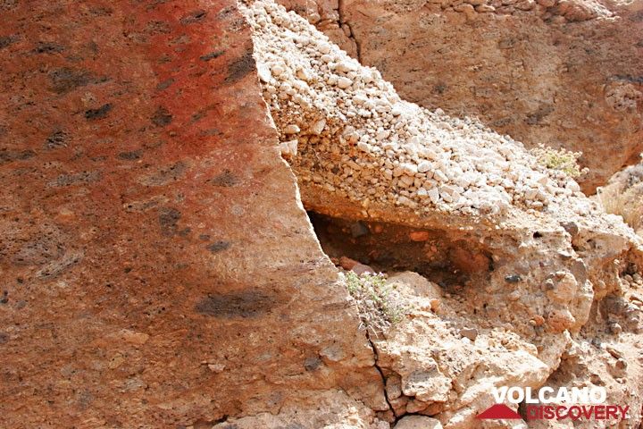 Der rote Cape Riva Ignimbrit (18,000 Jahre alt) und die Basis des Minoischen Bimssteins (Photo: Tom Pfeiffer)
