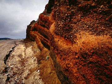 Красные слои лапили вулкана «Микрос Профитис Илиас». (Photo: Tobias Schorr)