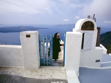 A old Greek woman in front of the caldera (Photo: Tobias Schorr)