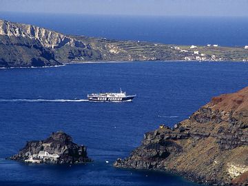 View on Agios Nikolaos island and the sea bewteen Ia and Thirasia island (Photo: Tobias Schorr)
