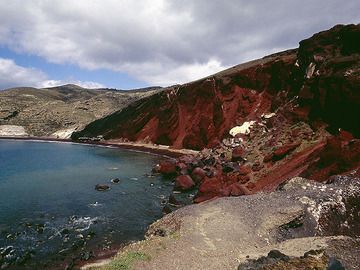 The famous "red beach" near Acrotiri village (Photo: Tobias Schorr)