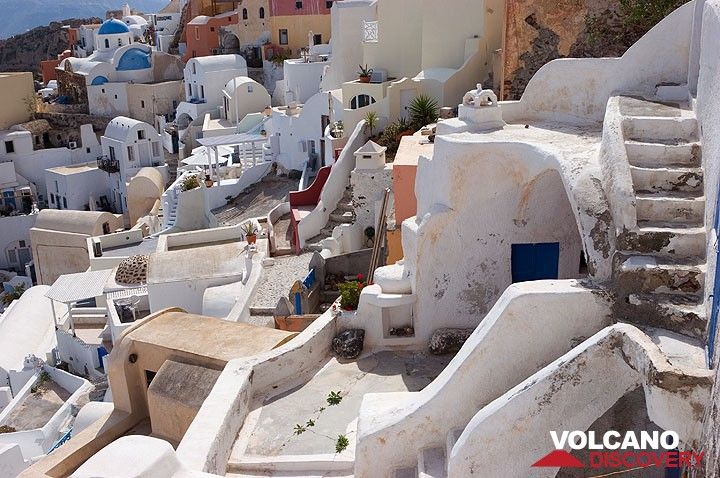Traditional houses nested on the caldera cliff of Oia town, Santorini (Photo: Tom Pfeiffer)