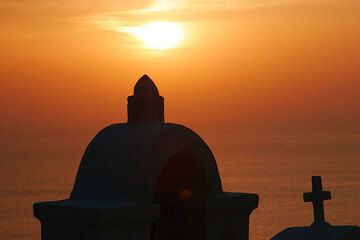 Sihouette of a church in Oia at sunset (Photo: Tom Pfeiffer)