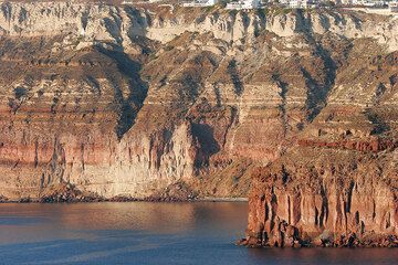 Layers of volcanic deposits in the caldera cliff of southern Thera (Photo: Tom Pfeiffer)