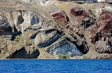 The caldera cliff near Balos, showing an ancient tuff ring. (Photo: Tom Pfeiffer)