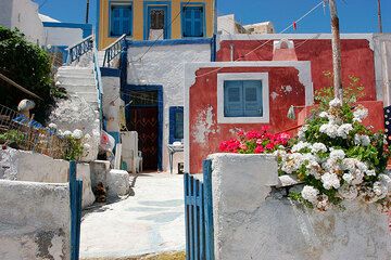 Colorful houses of Therasia (Photo: Tom Pfeiffer)