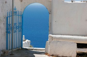 Door at Profitis Ilias (Therasia) (Photo: Tom Pfeiffer)