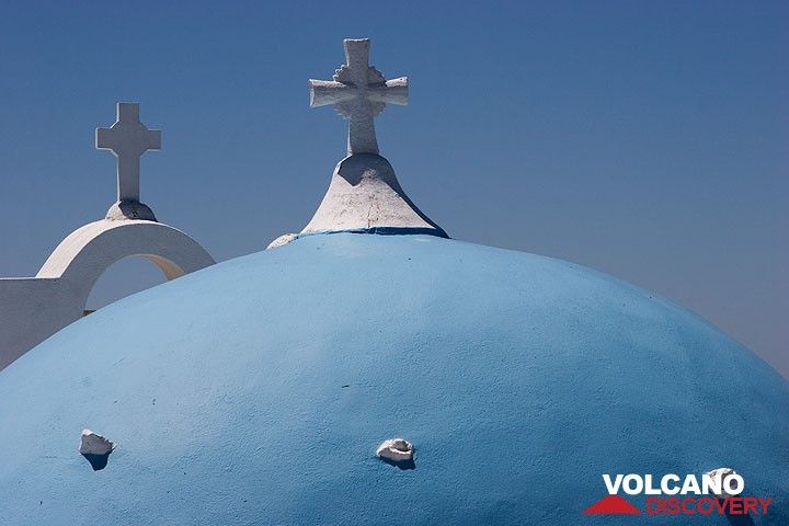 Blue cuppola of a church (Oia, Santorini) (Photo: Tom Pfeiffer)