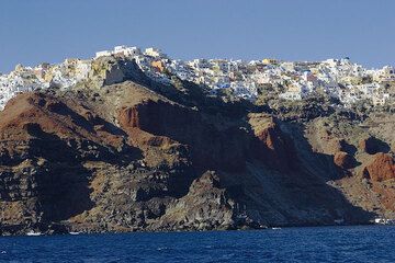 Die Stadt Oia am nördlichen Ende von Santorin (Photo: Tom Pfeiffer)