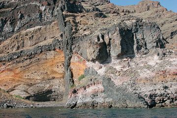 A large dike in the caldera wall (Photo: Tom Pfeiffer)