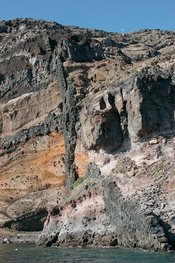 Volcanic dikes cutting through the Megalo Vouno volcanic units exposed at the caldera cliffs of Santorini (Photo: Tom Pfeiffer)