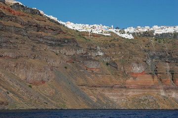 The lava flow layers of the Skaros shield volcano overlying discodantly an older caldera cliff of pyroclastic deposits. (Photo: Tom Pfeiffer)