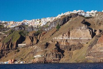 Столица Фира выше скалы Кальдера (Photo: Tom Pfeiffer)