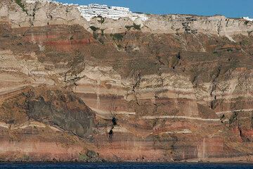 The steep, up to 300m high cliffs of Santorini's caldera show the violent geologic and volcanic history of Santorini like in a picture book. Thick, multicolored layers of various volcanic rock have accumulated during the past 500,000 years by the volcano's activity. In places, even the non-volcanic basement can be seen (Plaka, Athinios). (Photo: Tom Pfeiffer)