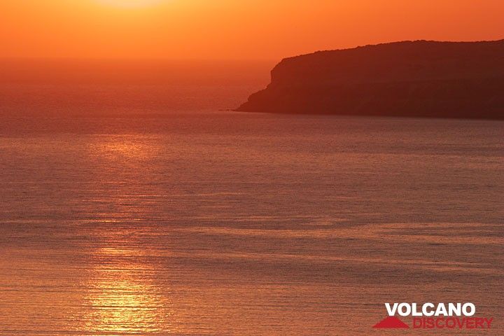 Puesta de sol sobre la caldera de Santorini. Aspronisi al fondo. santorini_d20168.jpg (Photo: Tom Pfeiffer)