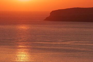 Puesta de sol sobre la caldera de Santorini. Aspronisi al fondo. santorini_d20168.jpg (Photo: Tom Pfeiffer)