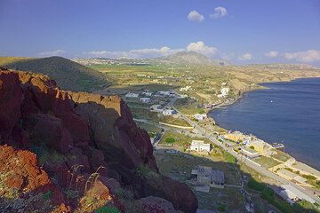 The southern part of Santorini island. Before the Minoan eruption at around 1613 BC, the coastline was much farther inland, and the now fertile ash plain was a rocky platform where the city of the Bronze Age island was located. In the area where a small part of the Cycladic town is excavated, a crane is visible. (Photo: Tom Pfeiffer)