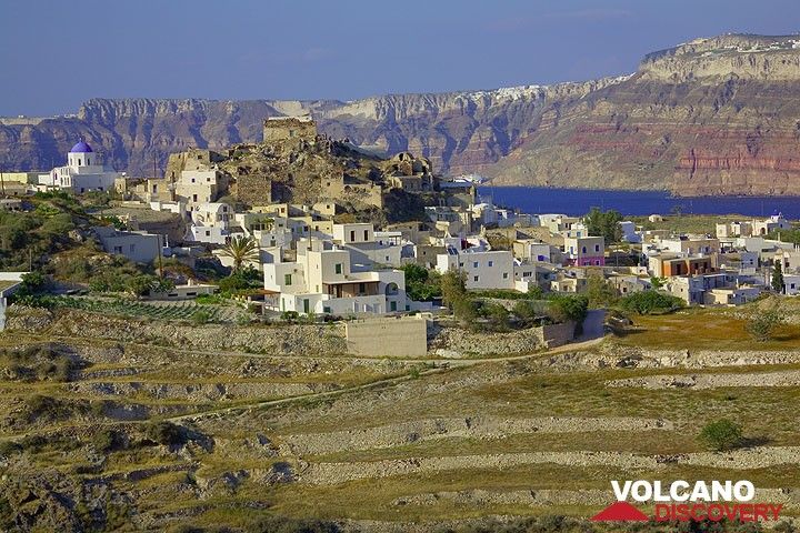 The present-day village of Akrotiri built around the ruins of the Medieval castle. The Santorini caldera in the background. (Photo: Tom Pfeiffer)