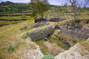 Muros de piedra artificiales, de unos 4.000 años de antigüedad, encontrados debajo de la capa de piedra pómez minoica. (Photo: Tom Pfeiffer)